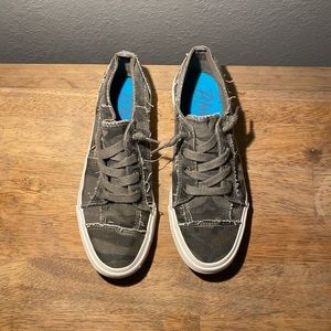 Blow fish tennis shoes